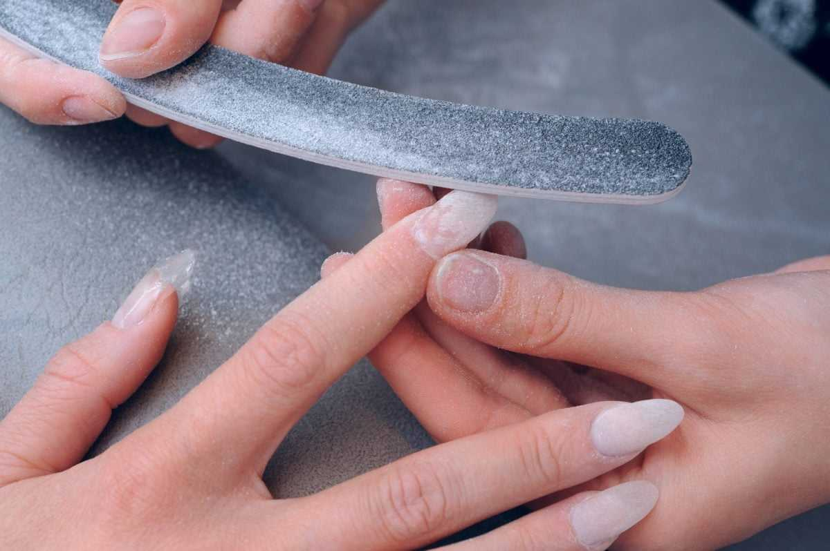 Rubbing alcohol for safe and easy acrylic nails removal technique